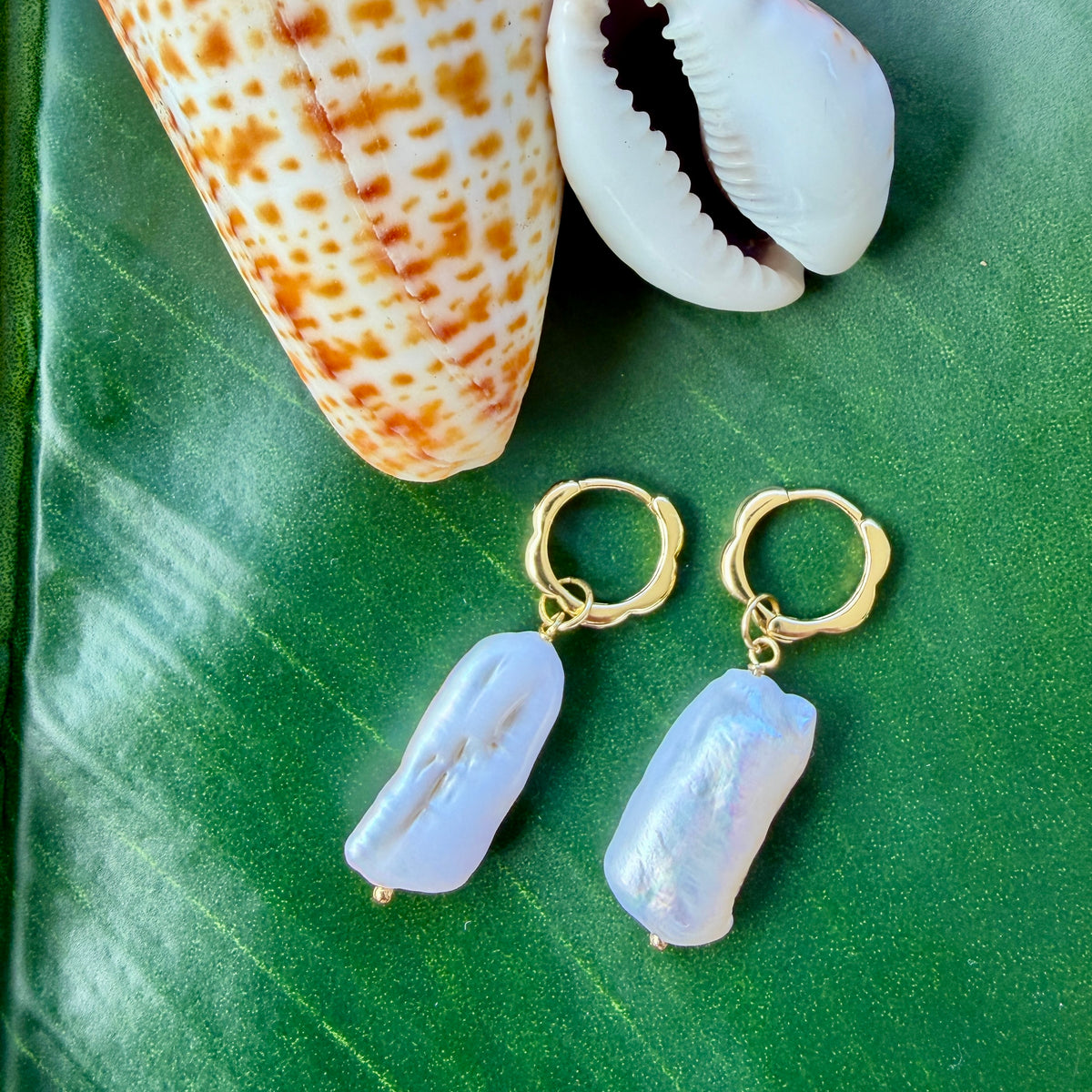 Gum Pearl Wavy Earrings
